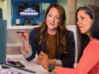 An accompio employee discusses the DORA directive with a financial services provider